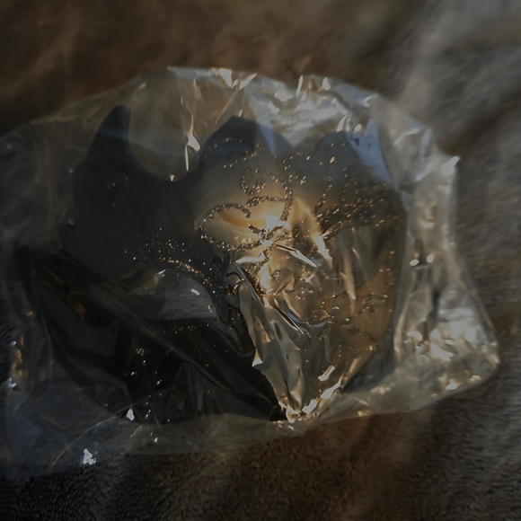 Black Glitter Masquerade Mask - Picture 3 of 4